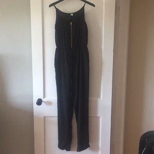 Black sleeveless jumpsuit with gold zipper!
